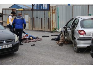 Yayaya çarpıp altına alan otomobil bariyere girdi: 2 ölü
