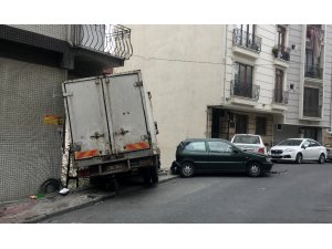 Şişli’de freni patlayan kamyonet ortalığı savaş alanına çevirdi
