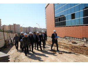 Rektör Karacoşkun Üniversite İçerisindeki İnşaat Alanlarını İnceledi
