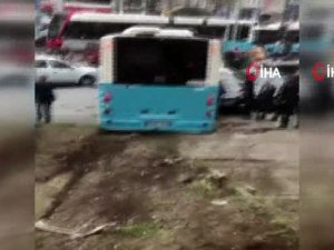 O anlar kamerada... / VİDEO Halk otobüsü yayaların arasına böyle daldı!