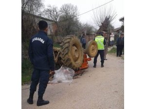 Devrilen traktörün altında can verdi