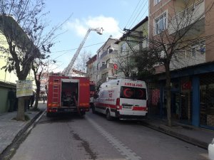 Darıca’da 3 katlı binanın çatısı alev alev yandı