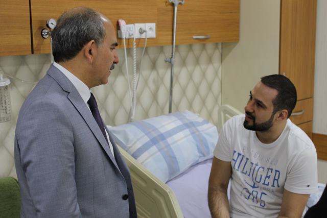 Yaralı doktora Koç’tan ziyaret