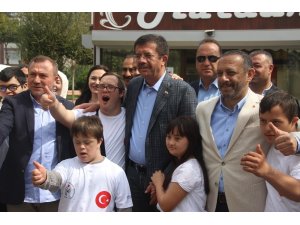 Zeybekci kaleye geçti, down sendromlu çocuklar şut çekti