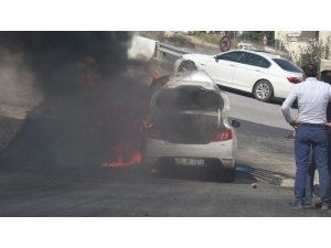 Seyir halindeki otomobil alev alev yandı