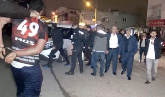 70 kişi bıçak ve satırlarla birbirine girdi!