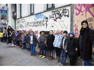 Almanya'da ırkçılığa karşı insan zinciri