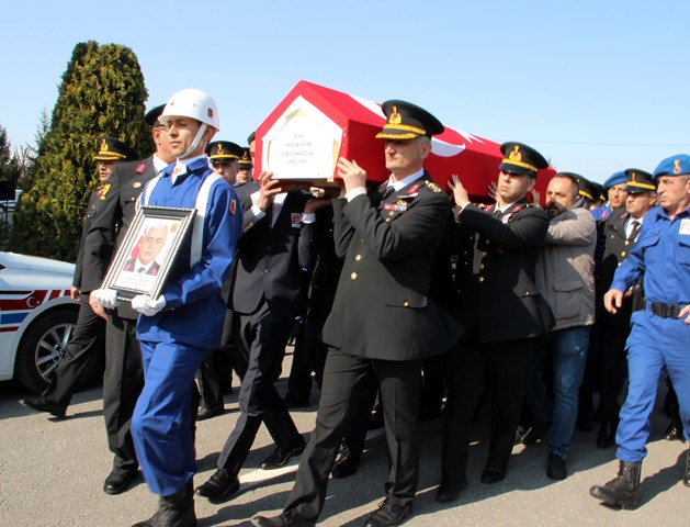 Şehidin tabutunu meslektaşları omuzladı