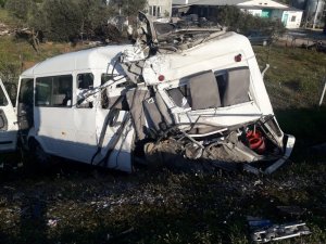 Tır, yolcu minibüsünü biçti: 1’i ağır 3 yaralı
