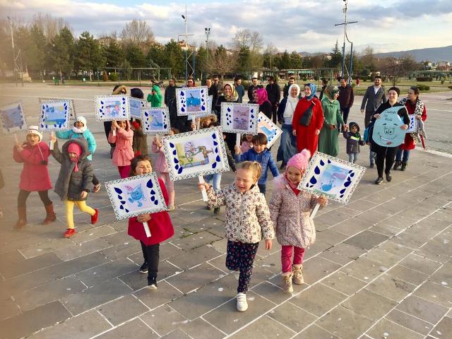 Öğrenciler göl kıyısında suyun önemine dikkat için yürüdü