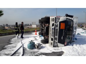 Hatay'da devrilen tüp yüklü kamyonetin sürücüsü yaralandı