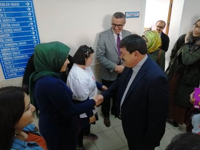 Üniversiteli öğrenciler, down sendromlu öğrencilerle buluştu