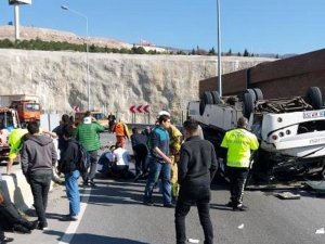 İzmir’in Çiğli ilçesinde down sendromlu çocuklar ve ailelerini taşıdığı belirtilen midibüs, iddialara göre virajı alamayarak devrildi. 4’ü ağır 28 yaralının bulunduğu kaza sonrası bölgeye ambulanslar sevk edildi.