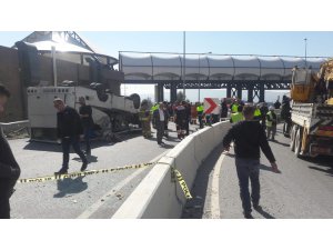 GÜNCELLEME - İzmir'de servis minibüsü devrildi: 20 yaralı