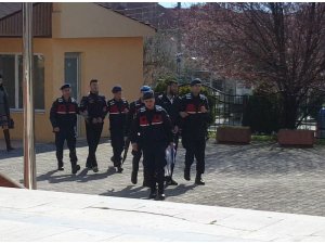 Sahte jandarmalar ‘Uydudan evinizde altınlar gözüküyor’ diyerek evi talan etti