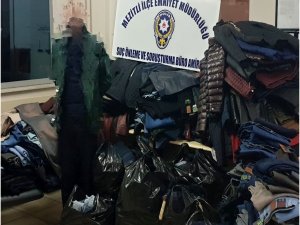Giyim mağazasının camını kırıp, 80 bin liralık eşya çaldılar