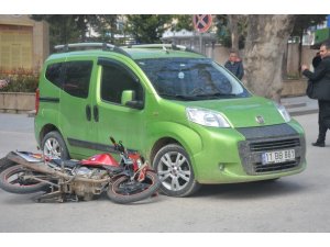 Hafif ticari araçla motosiklet çarpıştı, şans eseri yaralanan olmadı