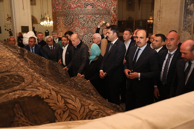 Hazreti Pir'in puşidesi, sandukası üzerine serildi