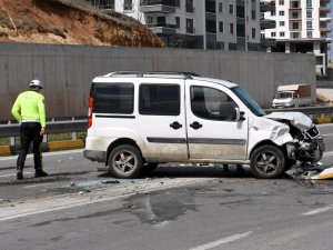 Kırıkkale'de otomobil ile hafif ticari araç çarpıştı: 6 yaralı
