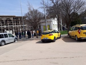 Taksicilerin yolcu kavgası kanlı bitti: 2 yaralı