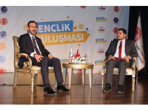 Bakan Kasapoğlu üniversitelilerle bir araya geldi