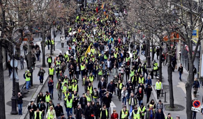 Fransa şokta... Polis ve askere 'sarı yelekliler'i vurma izni verildi!