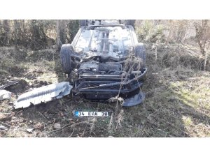 Takla atan otomobil ağaçlık alana uçtu: 2 yaralı