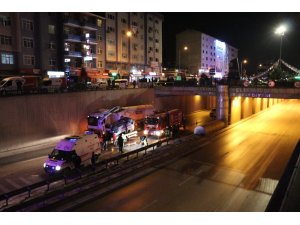 Cipe çarpan hafif ticari araç 10 metre yükseklikten tünele uçtu: 3 yaralı