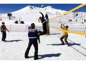 Kar voleybolu Erciyes’te halka yayılıyor