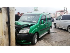 Dolmuş duvara çarptı: 4 yaralı