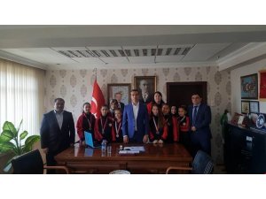 Başarılı sporcular ödülendirildi