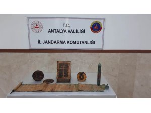 Antalya’da  altın işlemeli 1400 yıllık deri kitap ele geçirdi