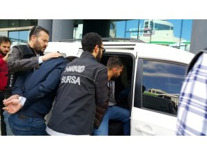Zehir tacirleri ellerindeki malı satamadan yakalandı