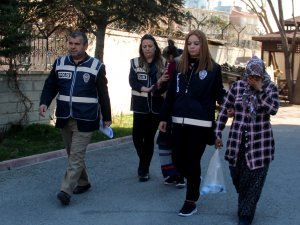 Evdeki çelik kasadan 400 bin lira çalan iki kadın tutuklandı