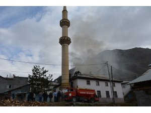 Caminin çatısı yandı