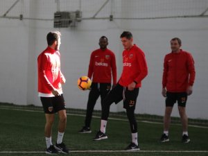 Hikmet Karaman: “Sivasspor maçına kadar hem fiziksel hem de taktiksel anlamda hazırlıklı bir takım çıkaracağız”