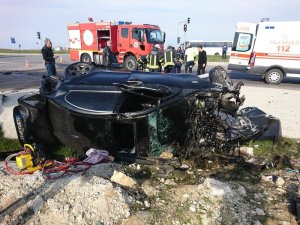 Feci kazada tır ikiye bölündü