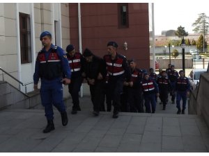 Evden çaldıkları eşyalarla yakalandılar