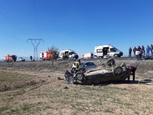 Denizli’de çarpışan iki otomobil şarampole yuvarlandı: 4 yaralı