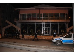 Düğün salonunda asma tavan çöktü, faciadan kıl payı dönüldü
