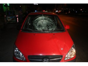 İzmir’de otomobilin yaya çarptığı anlar kamerada