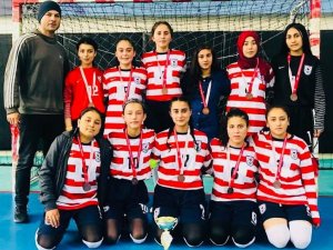 Karaisalı’da bir köy okulu futsalda Adana üçüncüsü oldu