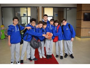 Tekfenli basketçiler rakip tanımıyor