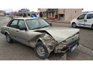 Otomobil kamyonetle çarpıştı: 1 yaralı