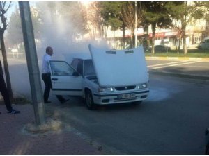 Alev alan otomobili belediye otobüs şoförü söndürdü