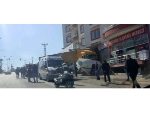 Freni boşalan tırın ticari araca çarpma anı kamerada
