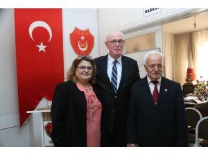 Başkan Kurt emekli astsubayları ziyaret etti