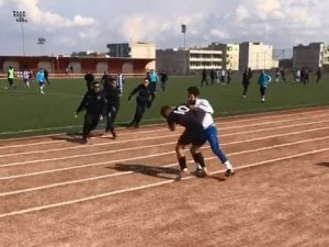 Amatör maçta futbolcular hastanelik oldu