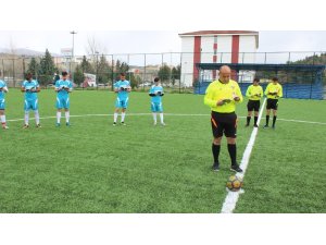 Hakem düdüğü çaldı, futbolcular kitap okumaya başladı