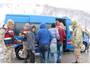 Donma tehlikesi geçiren düzensiz göçmenleri Mehmetçik kurtardı